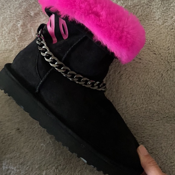 UGG Patricia Fields rare Black and hot pink chain 6 - Picture 9 of 13